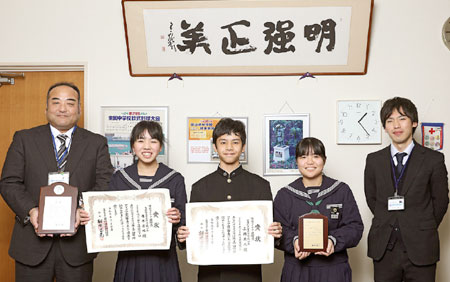 個人賞入賞者3名と池田敬治校長（左端）、入江伸一教諭（右端）
