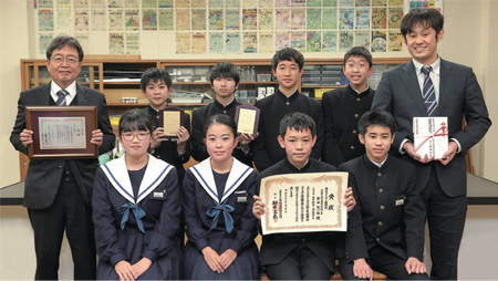 個人賞を受賞した8名の生徒と中村校長（左端）、理科主任の深谷教諭（右端）