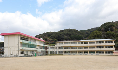 �Z�납��ՂދՊC���w�Z�B���R�����ɂ͒���{��(����)���ʂ��Ă���B